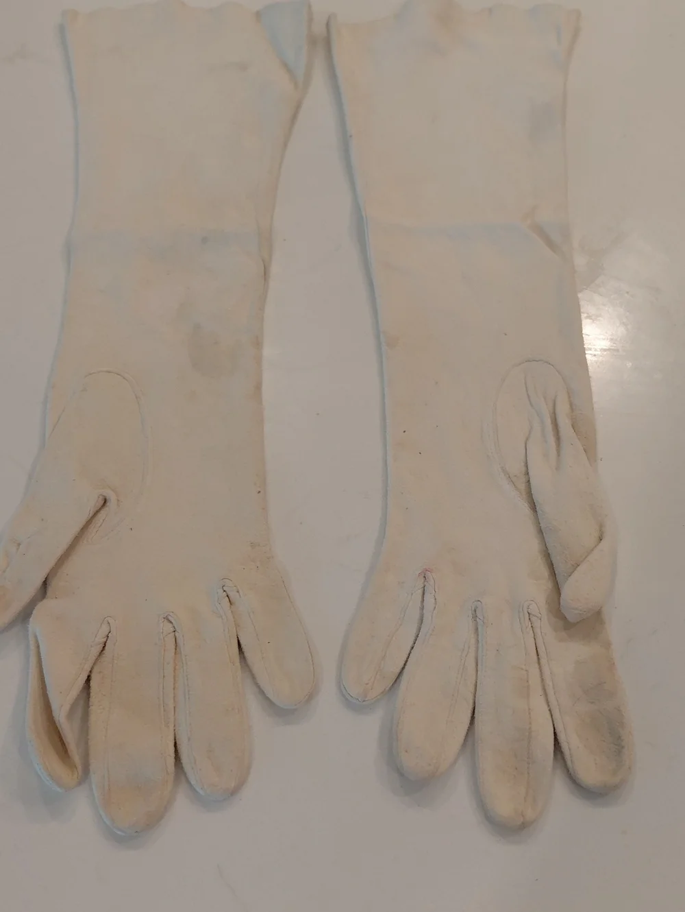 VINTAGE Classic Cream Long Women's Gloves with Leaf Cutout Design